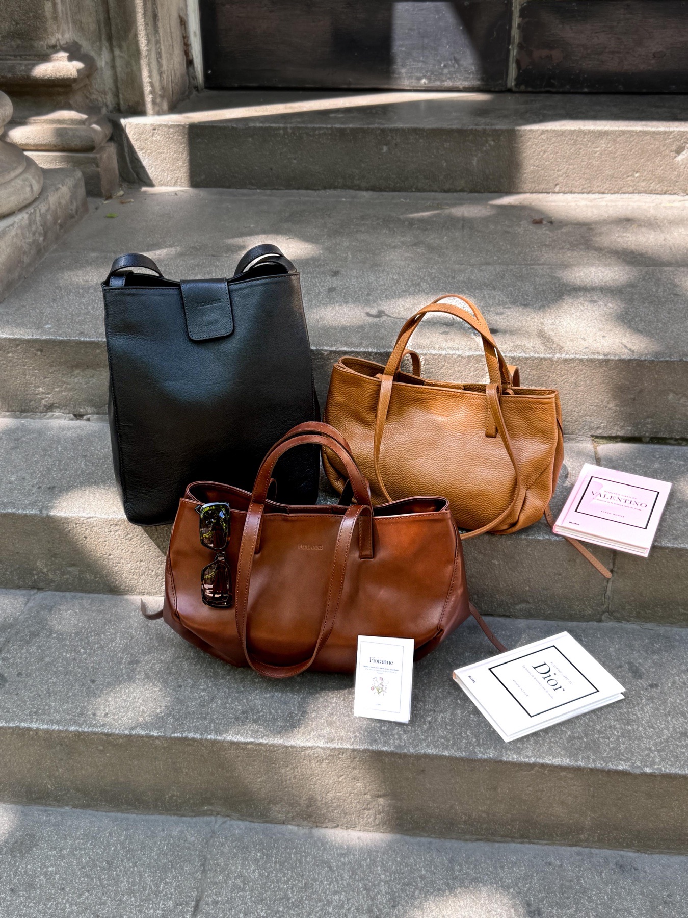Las tres carteras Fioranne dispuestas sobre escalones de piedra